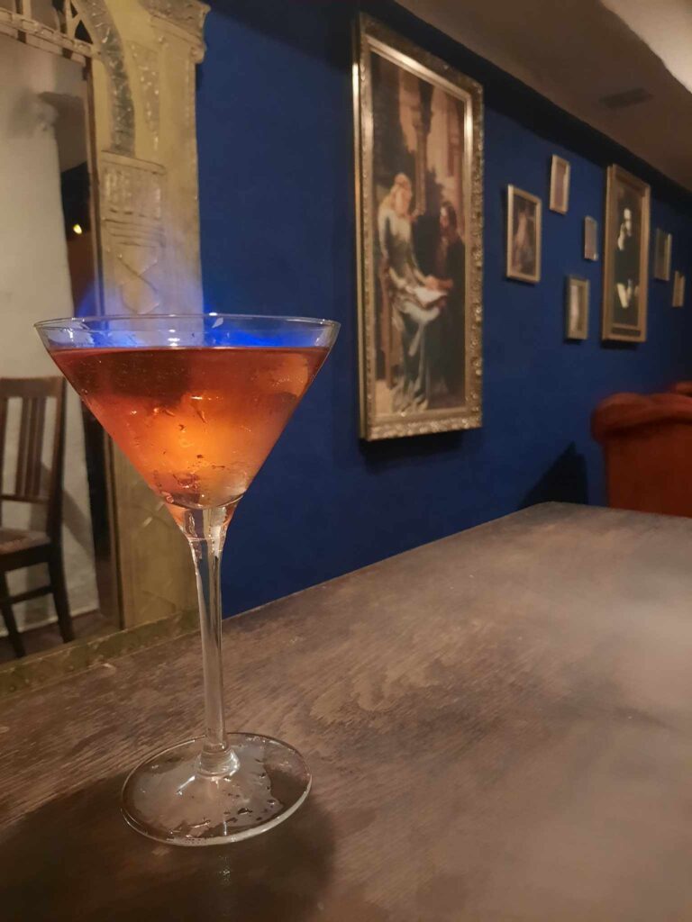 oranžový hořící drink v zážitkové restauraci v Praze