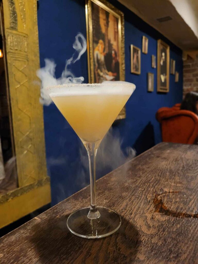 Kouřící koktejl lemon drop drink na baru