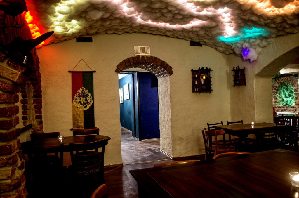 podzemní kouzelnický bar na Vinohradech s magickými dekoracemi